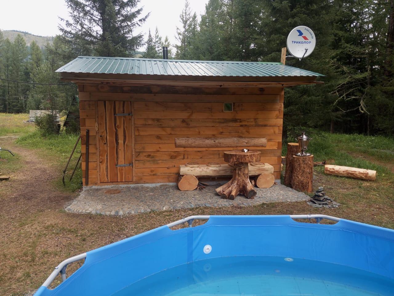 Баня с бассейном у реки на кемпинге "Первый кордон" на Алтае