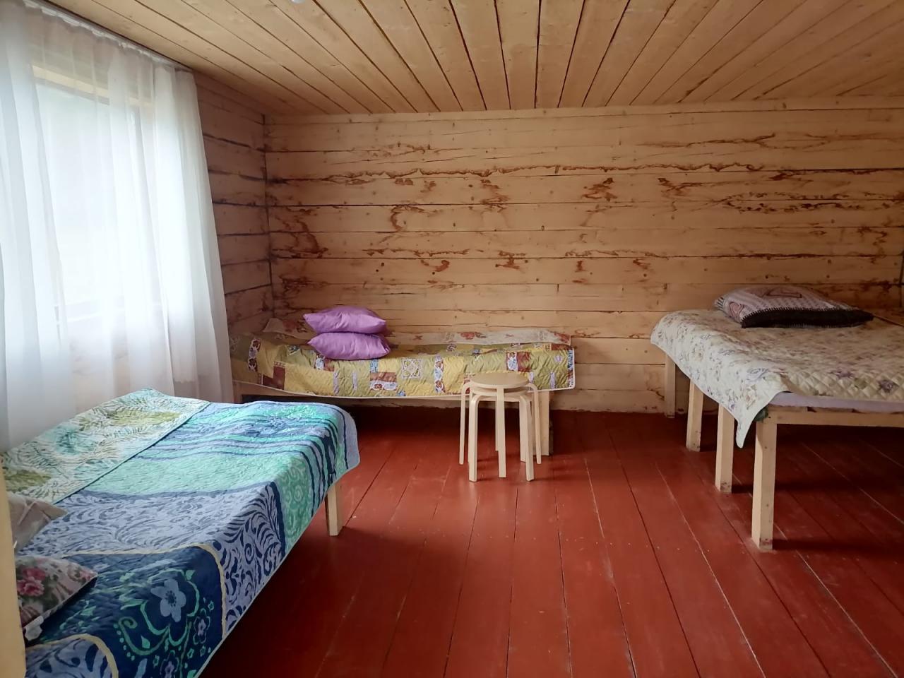 Дом 4-местный (двуспальная +  2 односпальные кровати)