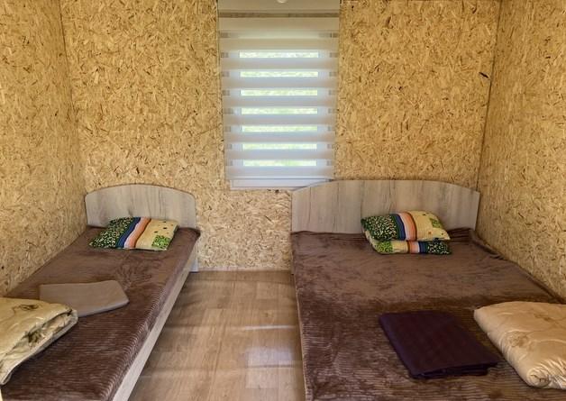 База отдыха "Аил" спальня домика на 3 места