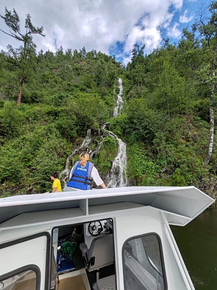 Катер на экскурсии