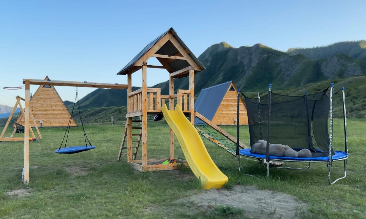 База отдыха с детской площадкой на Алтае