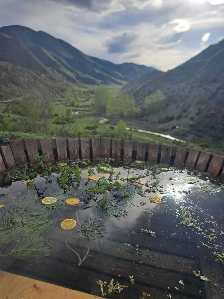 Сибирский банный чан в Горном Алтае у реки Катунь