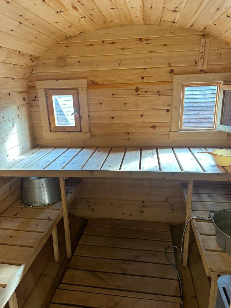 Баня бочка в Горном Алтае у реки Катунь