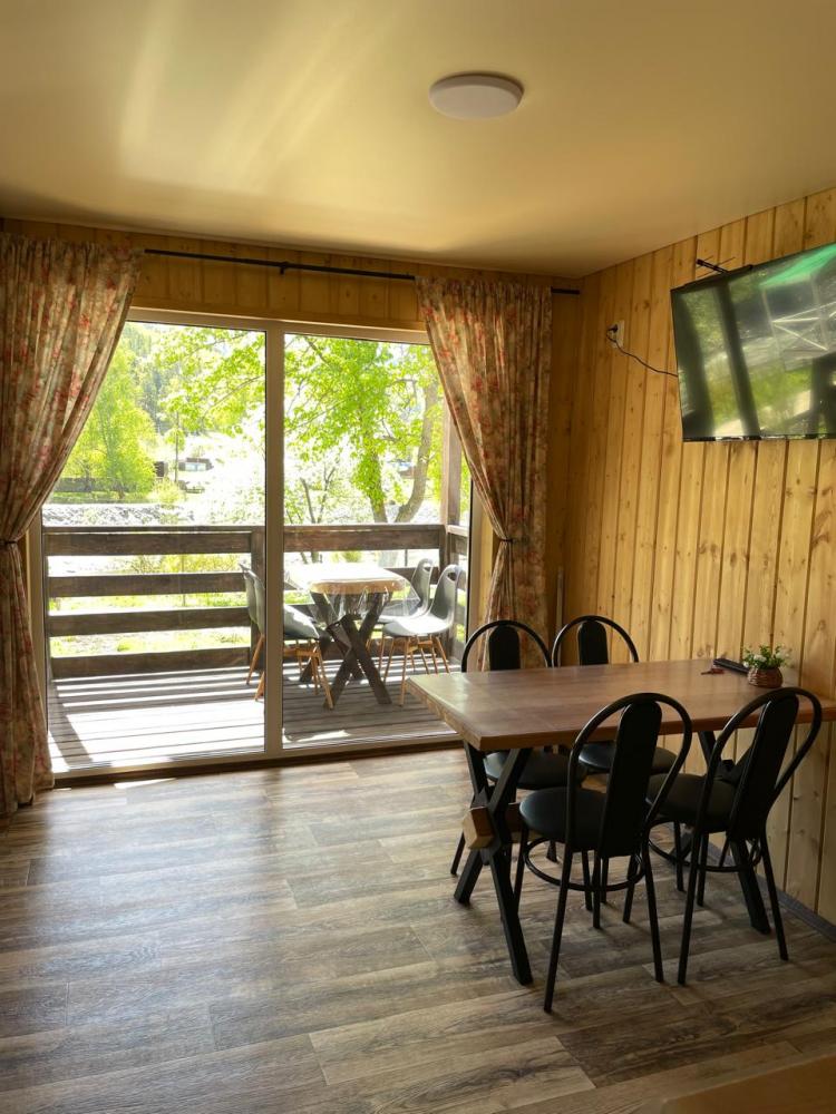 Шале у реки Чемал 