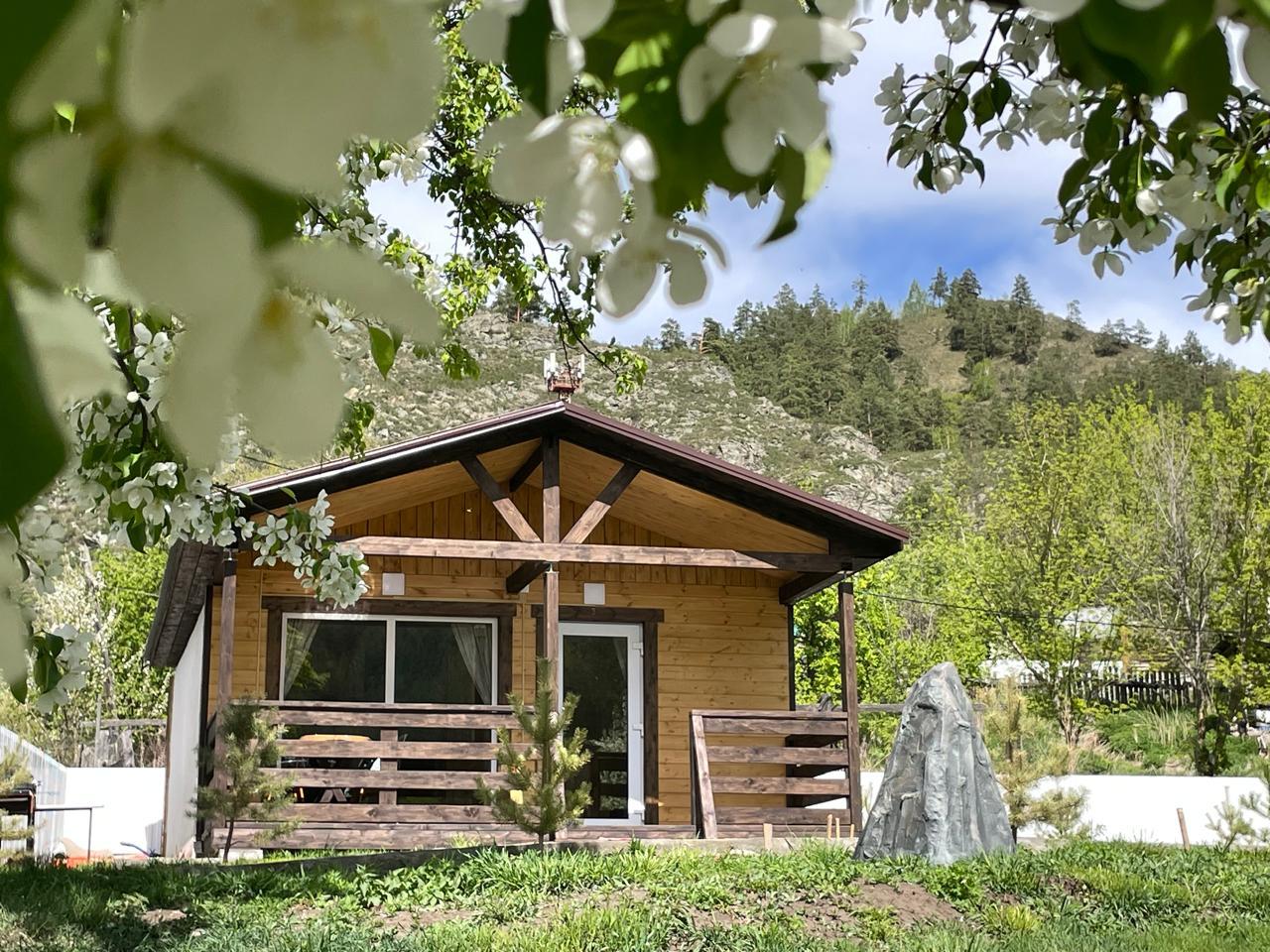 Шале у реки Чемал 