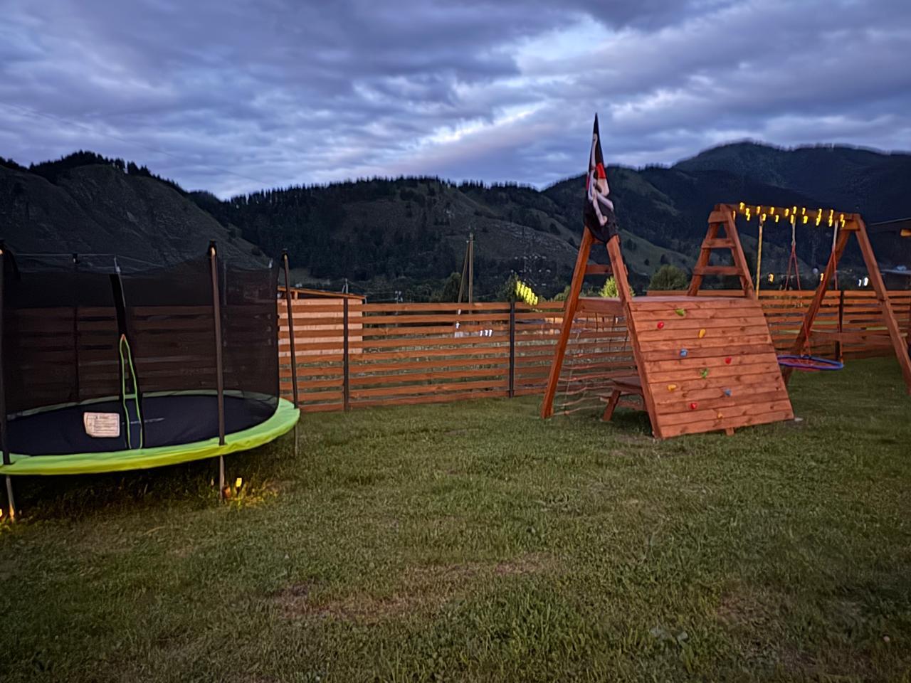 Батут и детская площадка