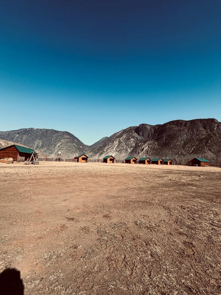 Новая база отдыха "Амыра" в Горном Алтае у реки Чулышман весной 2026