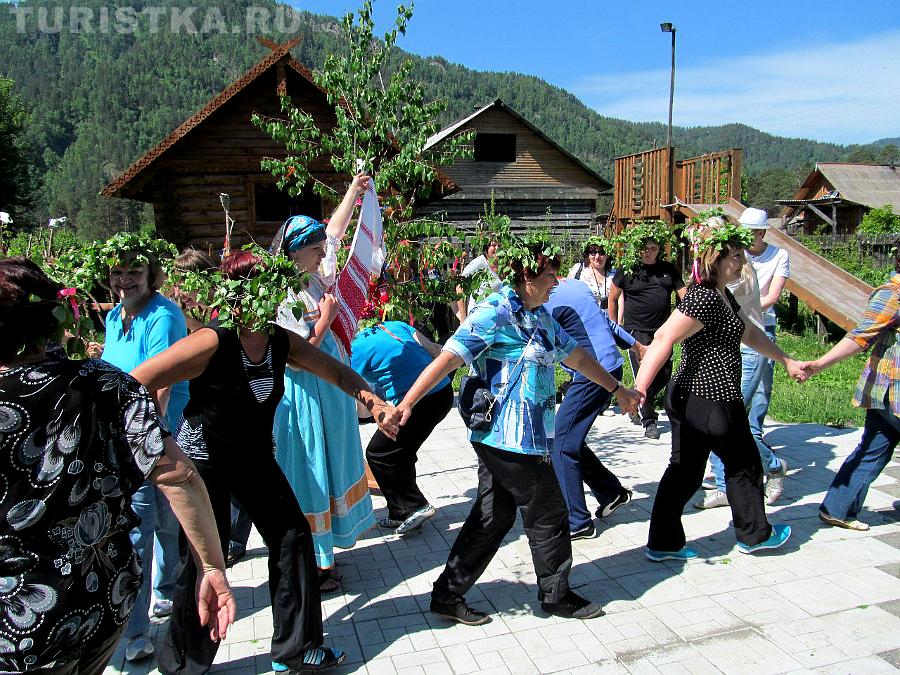 Хороводы на поляне комплекса