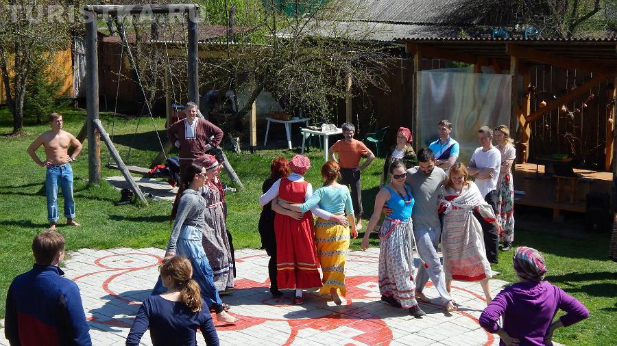 Хороводы во дворе комплекса