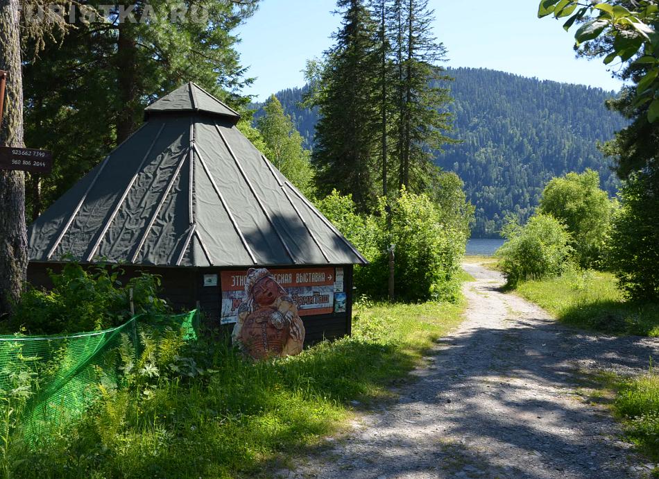 Выставка ЭрмиТаш около эко-тропы