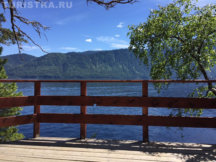 Обзорная площадка на Телецком озере около водопада Чедор