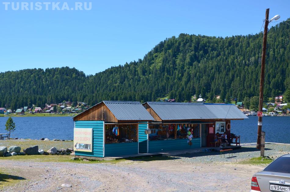 Сувенирные лавки на причале в Иогаче