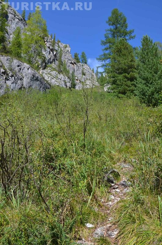 Подъем ко входу в пещеру