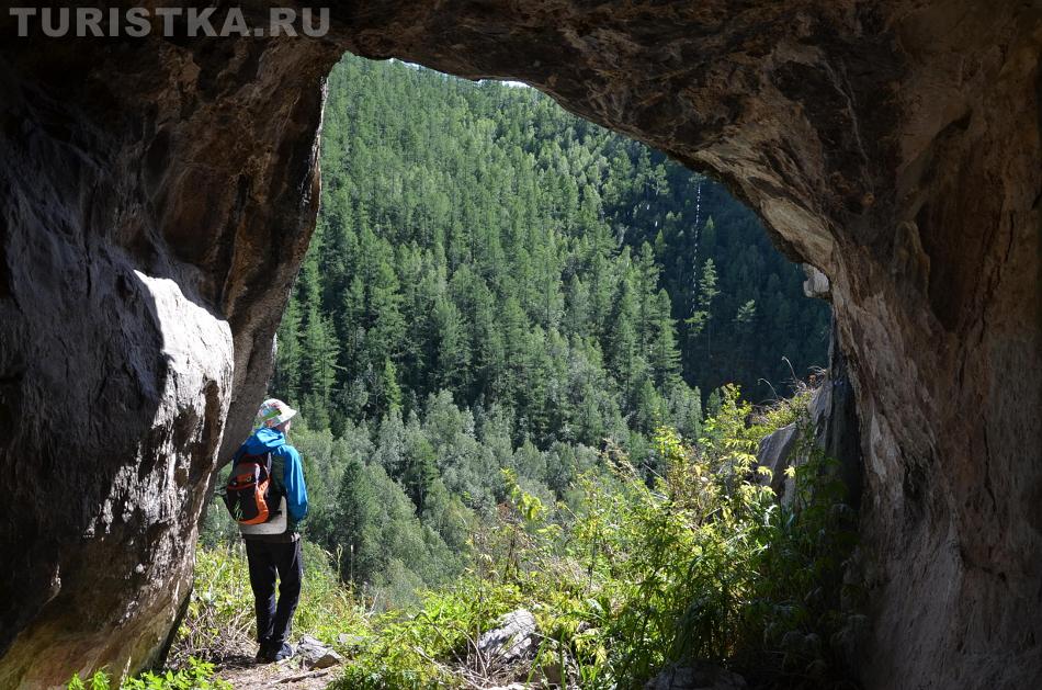 Выход из пещеры в сторону горелого леса