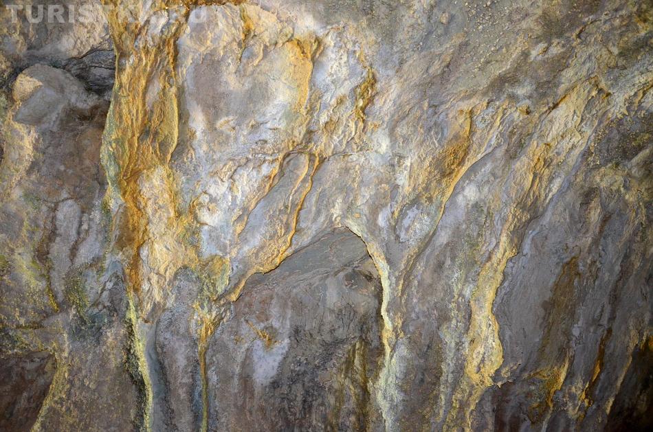 Натечки на стенах большого зала