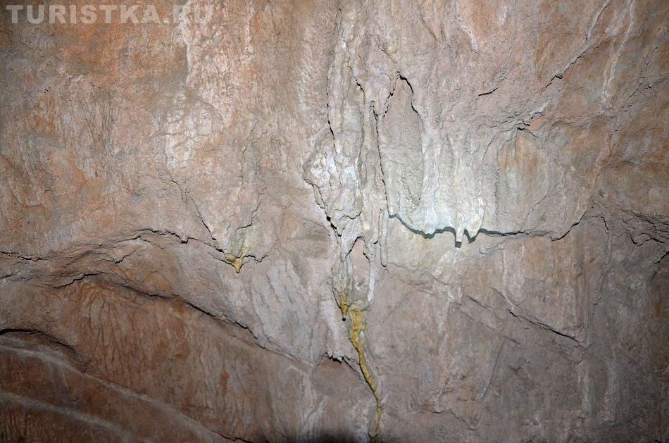 Натечки на стенах большого зала