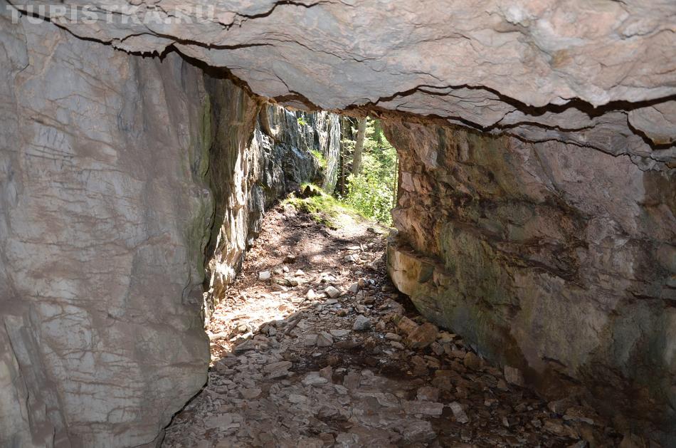 Один из выходов из пещеры