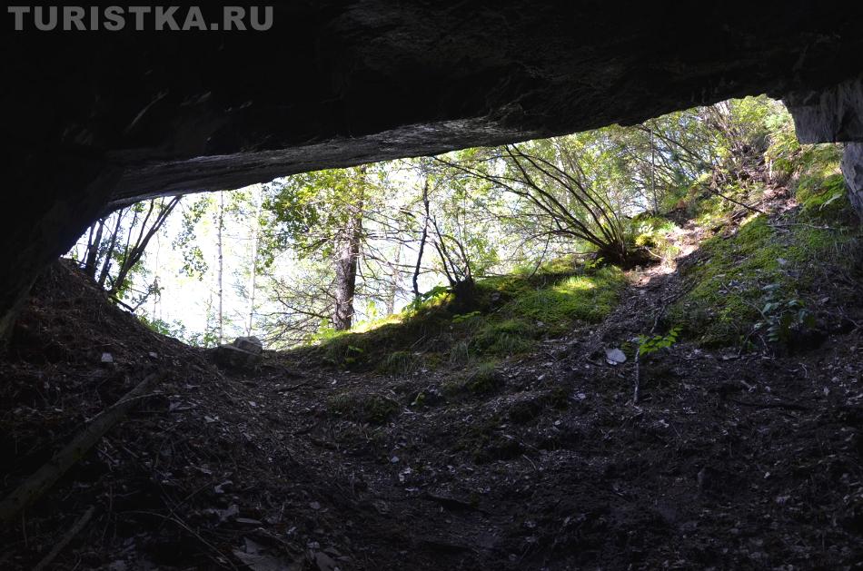 Один из выходов из пещеры