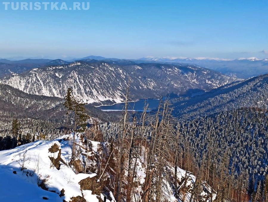 Вид с верхнейс станции подъемника на Телецкое озеро