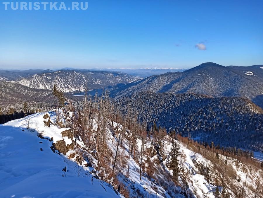 Вид с верхнейс станции подъемника на Телецкое озеро