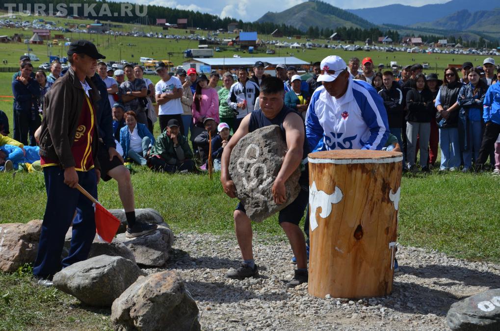 Соревнование по поднятию камня