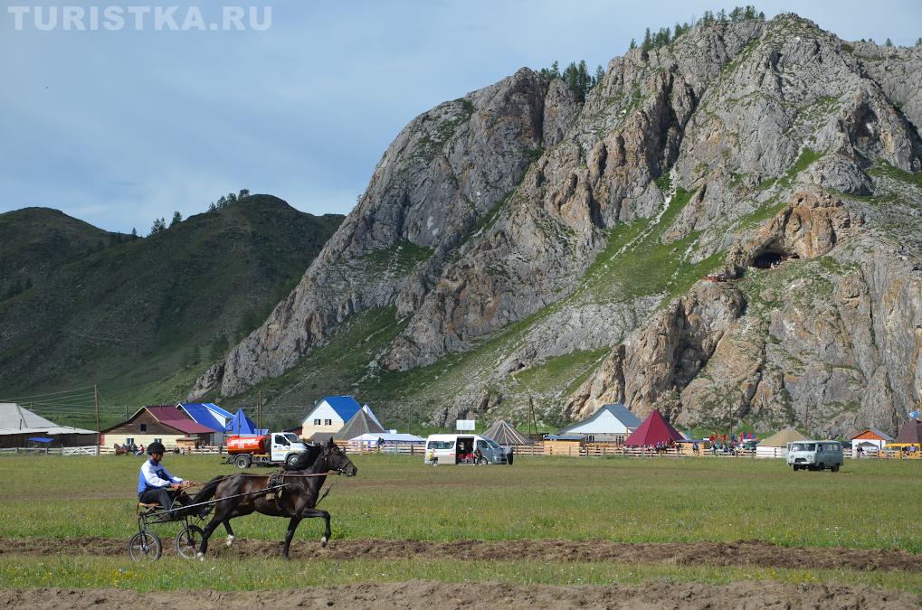 Вид на Усть-Канскую пещеру