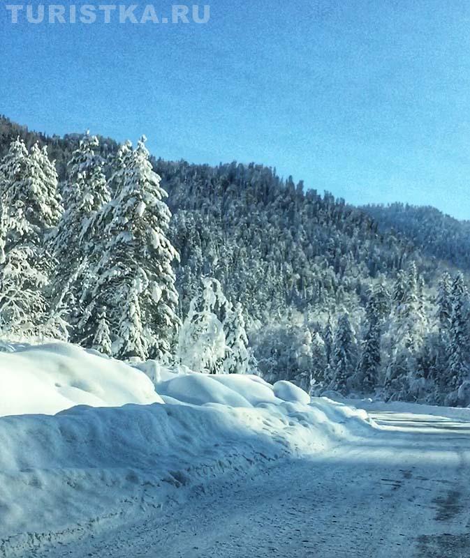 Дорога вдоль реки Иогач в сторону горнолыжки