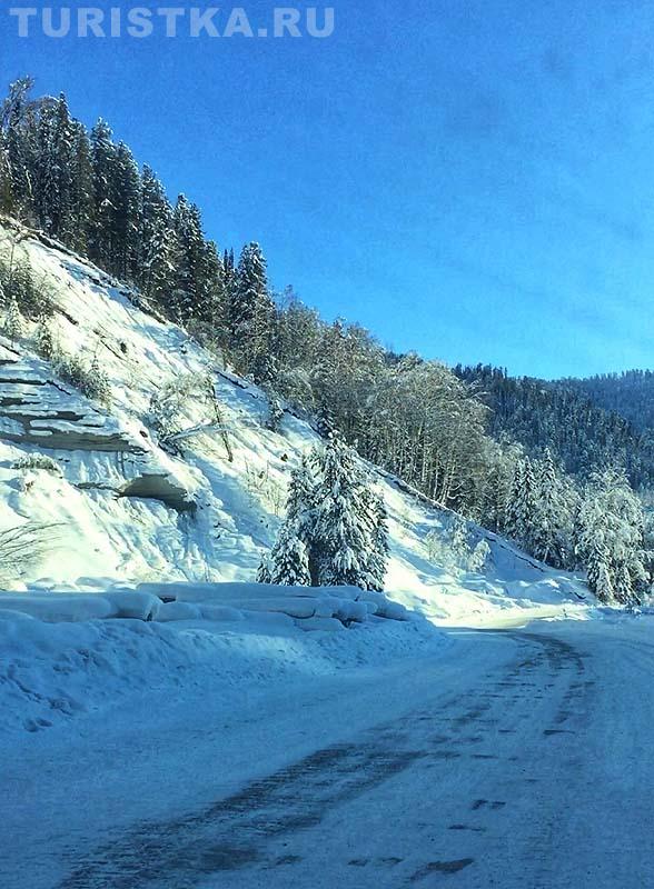 Дорога вдоль реки Иогач в сторону горнолыжки