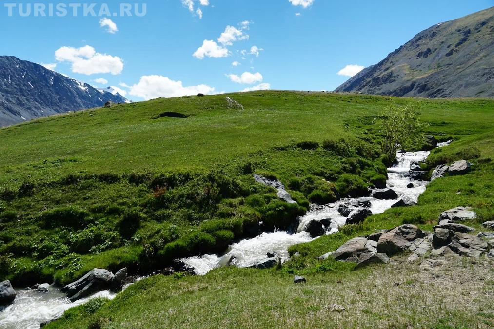 Подъем на полочку, где находится озеро Караколь