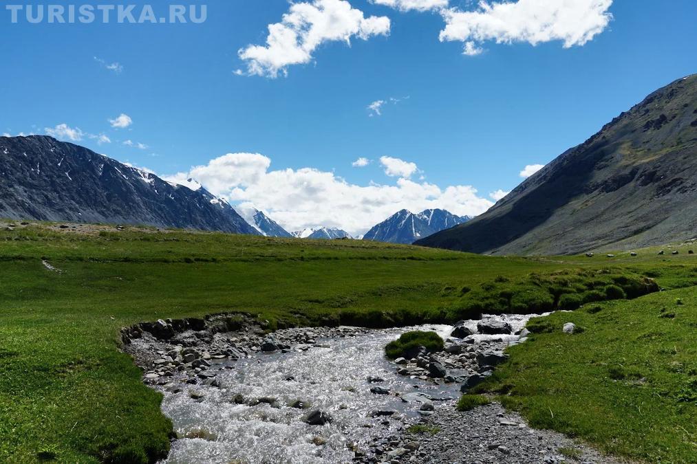 Речка, вытекающая из озера Караколь, подъем на полочку к озеру