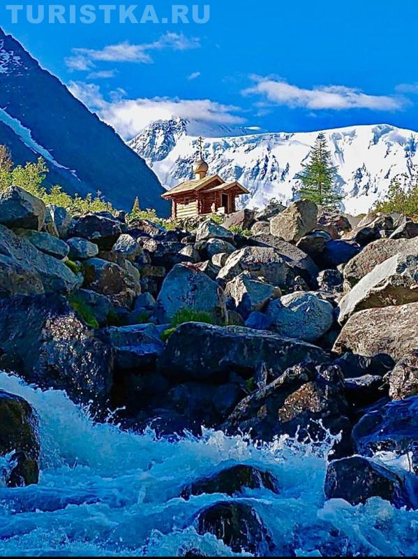 Часовня у подножья Белухи
