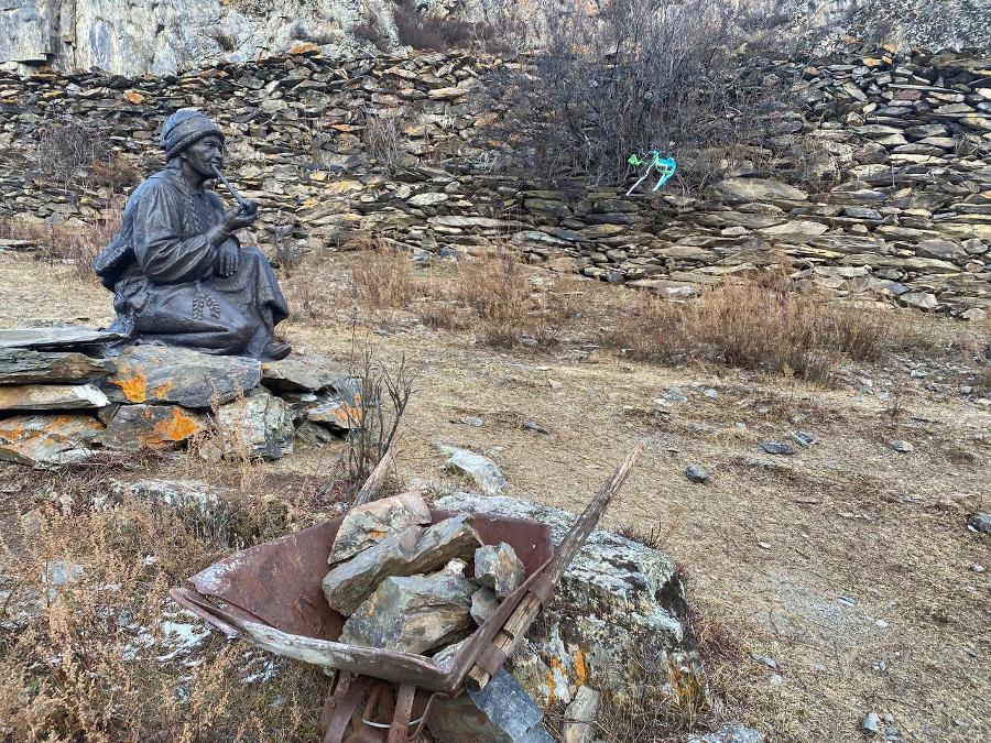 Скульптура алтайской женщины около участка старого Чуйского тракта