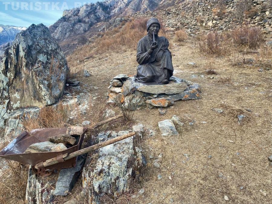  	Скульптура алтайской женщины, часть скульптурной композиции, посвященный коренным народам Алтая