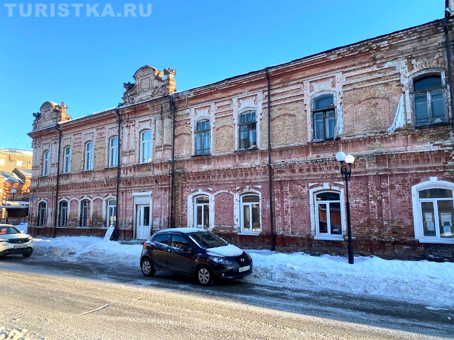Бывший дом купцов Ивановых. Сейчас административное здание