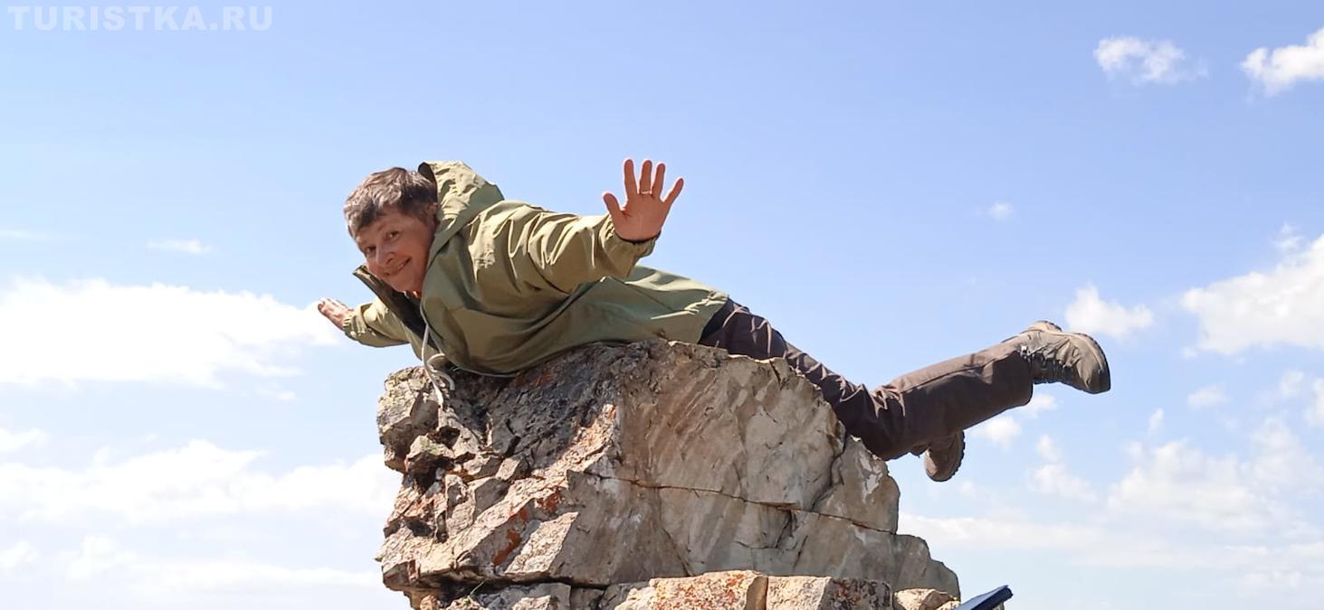 «Под крылом самолета о чем то поет зеленое море тайги»