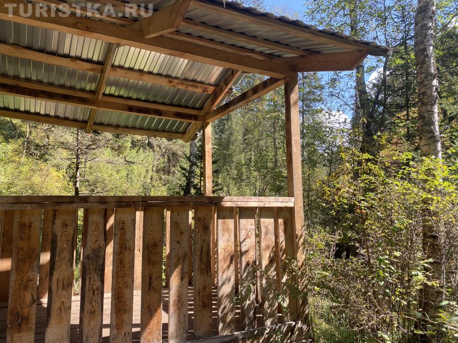 Беседка по пути к водопадам