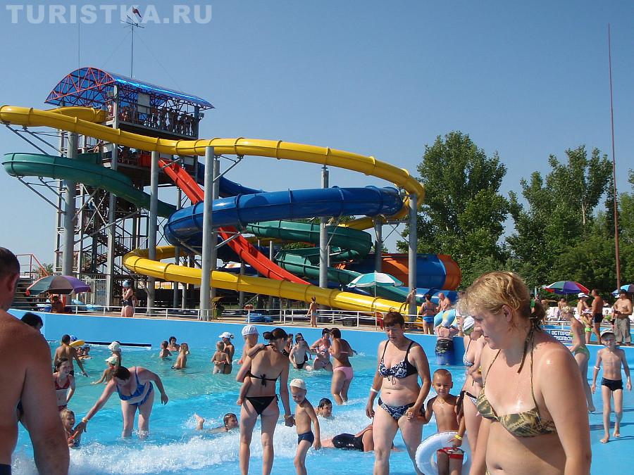 Бассейн с волнами и водяные горки