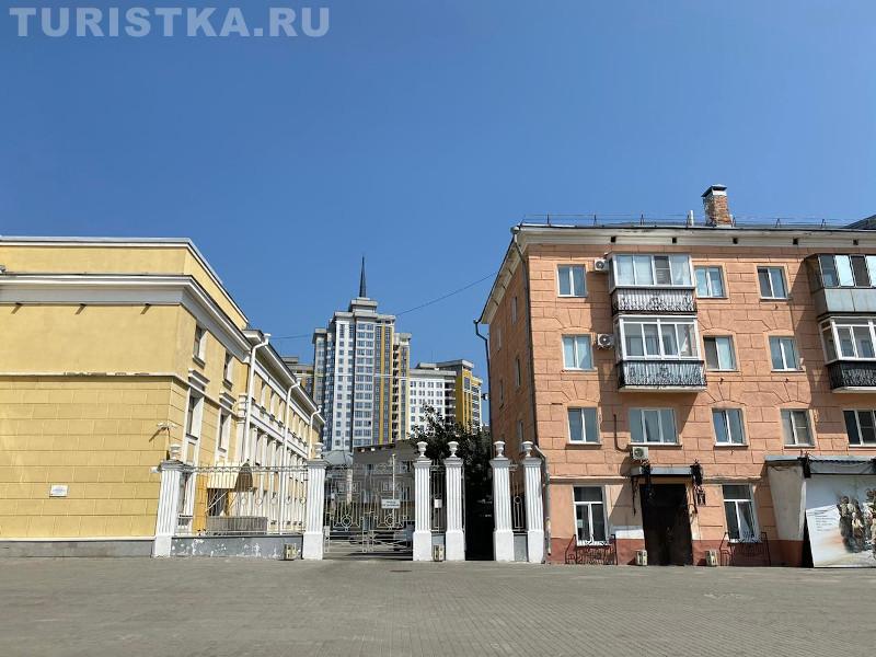 Старое здание рядом с театром Алтая Барнаул