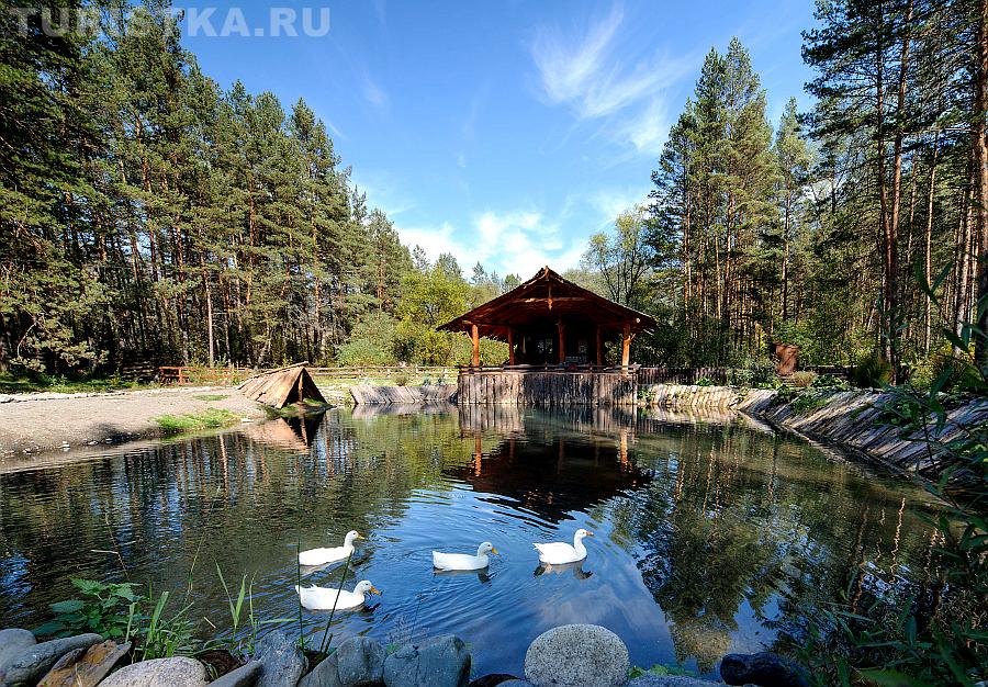 Дом рыбака на берегу искусственного озера