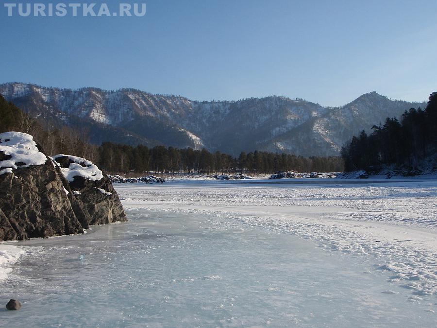 Переход по льду Катуни к незамерзающим озерам
