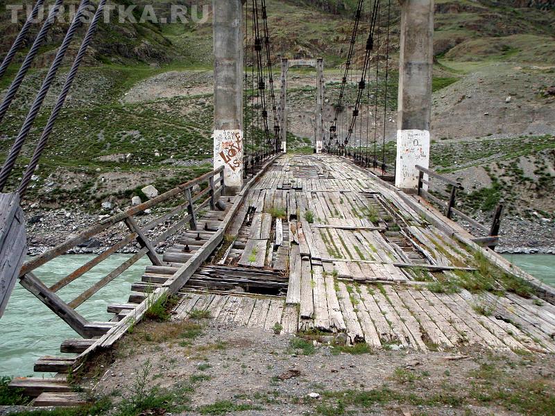 Старый подвесной мост в селе Иня