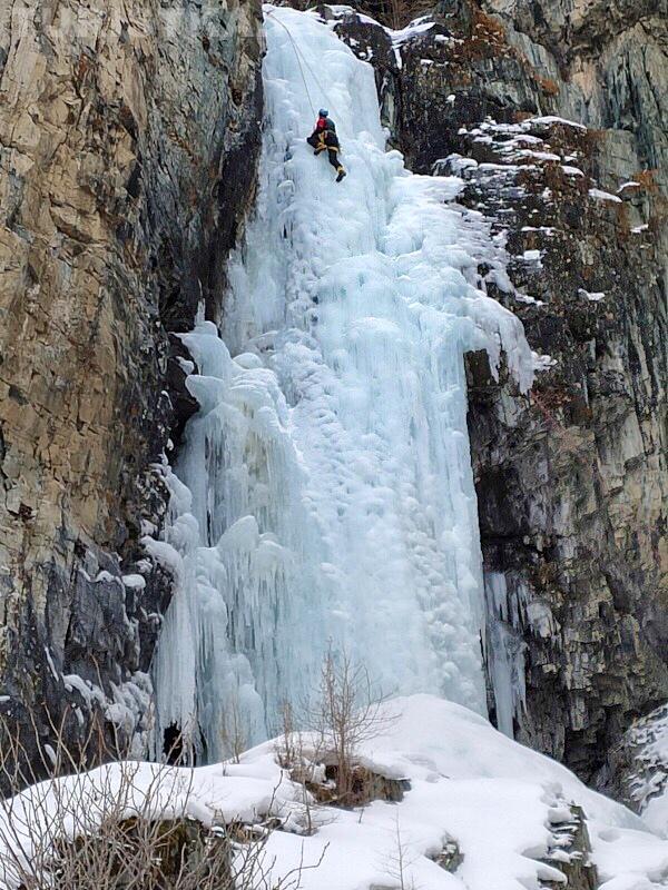 Вертикальная стена льда, около 20 м
