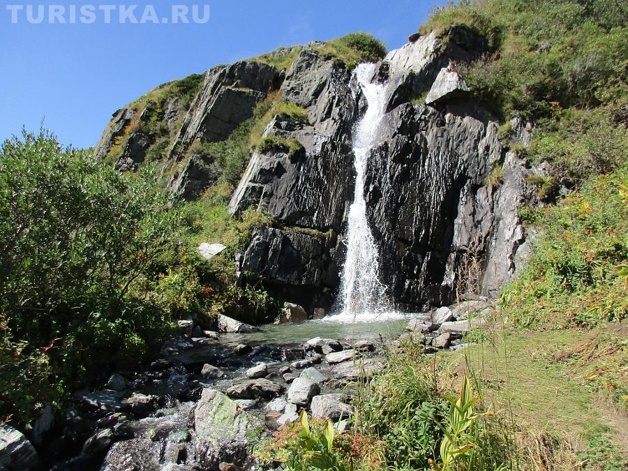 Водопад по дороге к озерам