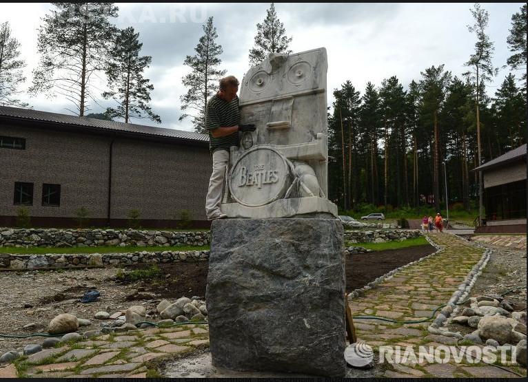 Памятник Джону Леннону на Бирюзовой Катуни