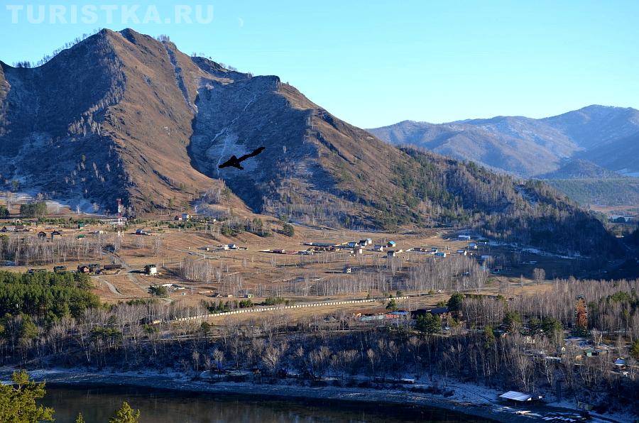 Стрелкой обозначена тропинка на гору Верблюд