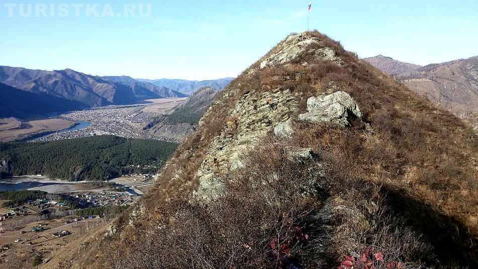 Южный горб горы Верблюд с флагом