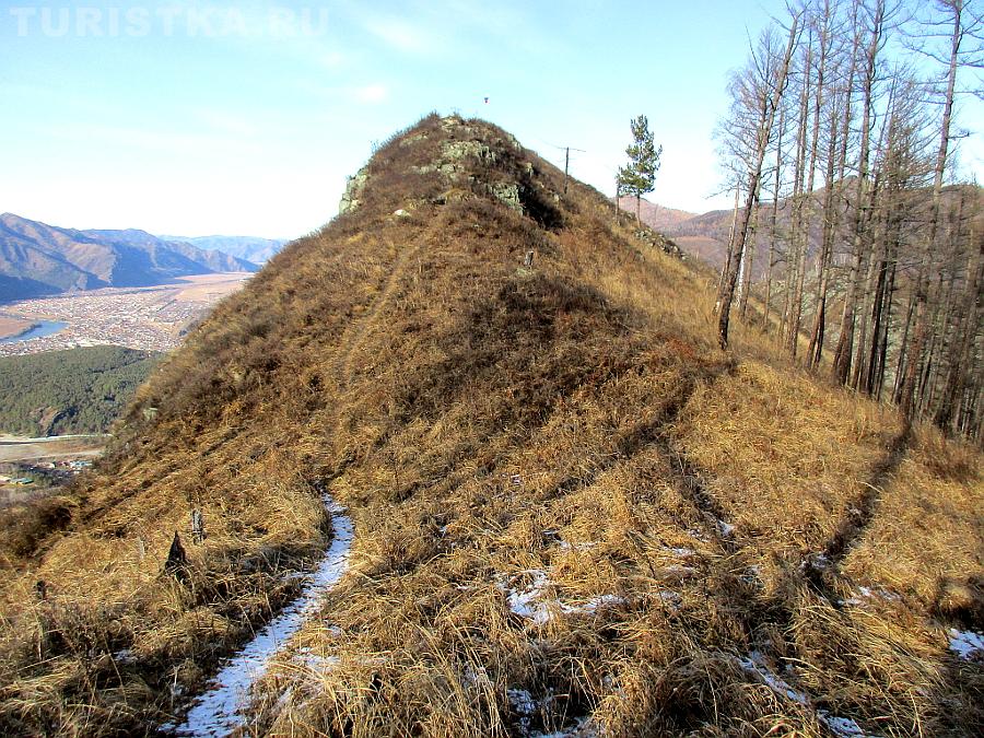 Последний подъем к вершине Верблюда с флагом
