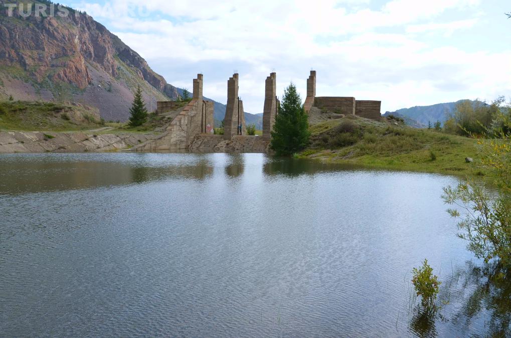 Небольшое озерцо после водослива питается водой Чуи