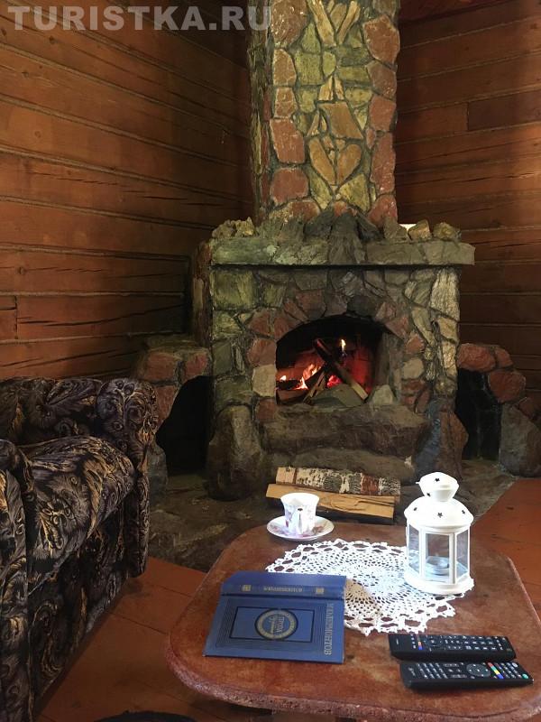 Каминный зал на 1 этаже дома