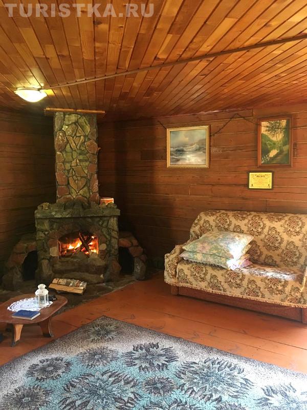 Каминный зал на 1 этаже дома